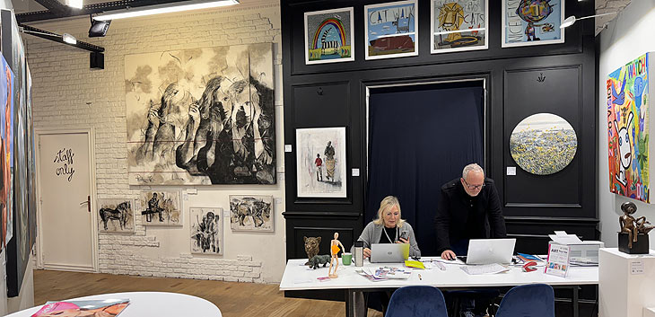 Barbara Lenhard und Florian Gast von der Kunstvermittlung sind zu Gast in der Art Pop Up Hofstatt mit The Travelling Art Gallery nochbis zum 25.11.2023 (©Foto: Martin Schmitz)